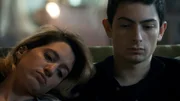 Charlie (Aloïse Sauvage, links) erzählt Lux (Théo Fernandez) von ihrer Vergangenheit.