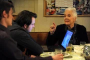 Theres lässt sich von Flori nicht entmutigen. Sie wird sicher noch einige Freunde bei "Servus Freunde" bekommen. Von links: Florian (Tommy Schwimmer) und Theresa Brunner (Ursula Erber).