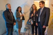 Barbara (Monika Guber, 2.v.r.) und Riedl (Paul Sedlmeir, r.) ermitteln verdeckt im Haus des Eigentümer-Ehepaars Helmut (Dirc Simpson, l.) und Ursula Neubert (Sandra Nedeleff, 2.v.l.).