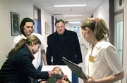 hr-fernsehen DER DICKE Folge 20, Getrennte Wege, 26-teilige Fernsehserie, Deutschland 2005-2007, Regie: Josh Broecker, am Donnerstag (15.04.10) um 23:15 Uhr. Gregor Ehrenberg (Dieter Pfaff, 2.v.r.) begleitet Sybille Illner (Valerie Koch, l.) und ihre verletzte kleine Tochter Maike (Emily Linow, M.) ins Krankenhaus. Dort werden sie von Schwester Miriam (Martina Hill, r.) in Empfang genommen.