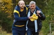 Koops schleppt Heiner zum Auto. - vl. Moritz Führmann, Aljoscha Stadelmann. Koops schleppt Heiner zum Auto. - vl. Moritz Führmann, Aljoscha Stadelmann.