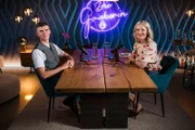 Monika Gruber und Ben Neumann posieren für ein Foto