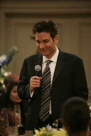 Spricht für seine Freunde einen Toast aus: Ted (Josh Radnor) ...