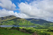 Die Beara Halbinsel im Südwesten Irlands kommt mit ihrer mystischen Landschaftmit unzähligen Grüntönen und verträumten Seen dem Klischeebild der „Grünen Insel“ amnächsten.