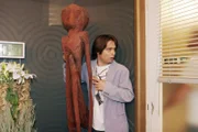 Bruno (Tim Sander) installiert in Sophies Büro ein Mikrophon, um sie abhören zu können.