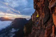 Stefan Glowacz und Holger Heuber biwakieren am 15. November 2010 in der Wand des Mount Roraima (2723 m) in der Gran Savanna in Paraitepui, Venezuela.