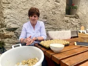Wirtin Gaby Mittermair kocht für die Gäste auf der Jagdhausalm.