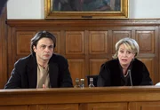 15 Uhr im Ersten. Wieder einmal sind Christina Ehrenberg (Gisela Schneeberger, r.) und Gregor Gegner vor Gericht. Christina verteidigt Jens Illner (Michael Rotschopf, l.), den Ex-Mann von Ehrenbergs Mandantin.