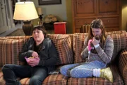 Sue (Eden Sher, r.) gründet einen Babysitting-Service und freut sich auf ihren Job. Doch sie hat nicht damit gerechnet, dass dort kein Baby auf sie wartet, sondern ein 14-Jähriger Junge namens Tyler (Robert Capron, l.) ...