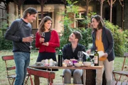 Die Freunde Thomas Wolf (Patrick Rapold, l.), Tanja Wolf (Anika Baumann, 2.v.l.), Klaus Wolf (Leopold Hornung, 2.v.r.) und Caro Peters (Annika Kuhl, r.) planen ihre Zukunft in einem gemeinsamen Haus. Doch dann kommt es zu unüberbrückbaren Differenzen.