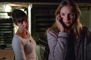 Was verbergen die Freundinnen Blanche Cadiou (Oona von Maydell, li.) und Adeline (Lisa Bitter)?