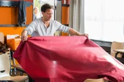 Stefan (Hendrik Duryn) trifft Vorbereitungen, um Flüchtlinge in der Schule zu unterrichten.