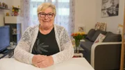 Angela, 78, Beamtin i. R. aus Wien, genießt es, auf Kreuzfahrten zu entspannen. „Es ist ein anderes Flair, Urlaub zu machen. Man ist täglich in einer anderen Stadt, ohne Koffer zu packen.“ Bei Landausflügen geht die fidele Wienerin lieber shoppen als sich in die Kultur einzugraben. „Mich interessiert es nicht, ob ein Stein schon 200 Jahre dort liegt, wo er liegt, oder nicht. Der wird noch länger dort sein“, lacht sie lautstark im Interview mit Nina Horowitz. Auch wenn Angela sich offen für eine neue Beziehung zeigt, hat ein Mann ihr Herz längst erobert – nicht nur musikalisch: „Roger Whittaker ist mein Idol!“ Seine rauchige Stimme und seine Lieder bringen sie förmlich zum Schmelzen. Beim Autofahren läuft bei ihr ausschließlich seine Musik. Trotz ihrer Schwärmerei für Whittaker, wünscht sich Angela jetzt einen Partner, der tatsächlich an ihrer Seite lebt – und nicht nur aus dem Radio tönt. „Ich möchte einen Mann ab 1,80 Meter, er kann auch ein kleines Baucherl haben, gepflegt soll er sein und auf sich schauen. Ich schau ja auch auf mich“, erklärt sie selbstbewusst. Mit 20 Jahren heiratete Angela ihren ersten Mann. „Wir waren 20 Jahre verheiratet.“ Zwei Jahre später lernte sie ihren zweiten Ehemann kennen. „Meine Freundin hat gesagt, es war so, als ob Blitze durch die Gegend gejagt wären“, erinnert sie sich. Auch diese Ehe hielt 20 Jahre lang, bis zu seinem Tod. „Danach habe ich die Liebe nicht mehr gefunden.“ Doch Angela ist bereit. Sie möchte sich wieder verlieben und sucht einen Mann, mit dem sie die Welt bereisen kann. Und sollte er sich für Kultur begeistern, nimmt sie es mit Humor und drückt auch mal ein Auge zu. Angela, 78, Beamtin i. R. aus Wien, genießt es, auf Kreuzfahrten zu entspannen. „Es ist ein anderes Flair, Urlaub zu machen. Man ist täglich in einer anderen Stadt, ohne Koffer zu packen.“ Bei Landausflügen geht die fidele Wienerin lieber shoppen als sich in die Kultur einzugraben. „Mich interessiert es nicht, ob ein Stein schon 200 Jahre dort liegt, wo er liegt, oder nicht. Der wird noch länger dort sein“, lacht sie lautstark im Interview mit Nina Horowitz. Auch wenn Angela sich offen für eine neue Beziehung zeigt, hat ein Mann ihr Herz längst erobert – nicht nur musikalisch: „Roger Whittaker ist mein Idol!“ Seine rauchige Stimme und seine Lieder bringen sie förmlich zum Schmelzen. Beim Autofahren läuft bei ihr ausschließlich seine Musik. Trotz ihrer Schwärmerei für Whittaker, wünscht sich Angela jetzt einen Partner, der tatsächlich an ihrer Seite lebt – und nicht nur aus dem Radio tönt. „Ich möchte einen Mann ab 1,80 Meter, er kann auch ein kleines Baucherl haben, gepflegt soll er sein und auf sich schauen. Ich schau ja auch auf mich“, erklärt sie selbstbewusst. Mit 20 Jahren heiratete Angela ihren ersten Mann. „Wir waren 20 Jahre verheiratet.“ Zwei Jahre später lernte sie ihren zweiten Ehemann kennen. „Meine Freundin hat gesagt, es war so, als ob Blitze durch die Gegend gejagt wären“, erinnert sie sich. Auch diese Ehe hielt 20 Jahre lang, bis zu seinem Tod. „Danach habe ich die Liebe nicht mehr gefunden.“ Doch Angela ist bereit. Sie möchte sich wieder verlieben und sucht einen Mann, mit dem sie die Welt bereisen kann. Und sollte er sich für Kultur begeistern, nimmt sie es mit Humor und drückt auch mal ein Auge zu.