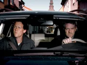 Wallander (Kenneth Branagh, re) und sein Kollege Martinsson (Tom Hiddleston) müssen eine Mordserie aufklären.