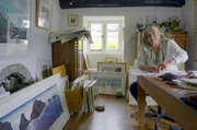 Merlyn Chesterman in ihrem Atelier: Die Künstlerin lässt sich von der Hartland Heritage Coast – einer Gegend, die gleichermaßen gefährlich, rau und wunderschön ist – zu ihren Holzschnitten inspirieren.