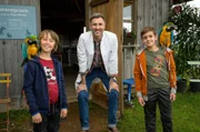 Sam (Yann Cosack, li.), Liam (Nils Hofschneider, re.) und Papa Kajo (Jochen Schropp, mi.) vor der Tierarzt-Praxis mit zwei Papageien
