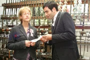 Beim Besuch einer sorbischen Handwerksmanufaktur befühlt Lisa (Alexandra Neldel, l.) Spitze, in die Sagenmotive eingewebt sind, und lässt sich von David (Mathis Künzler, r.) in eine andere Welt entführen.
