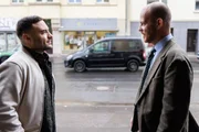Easy (Lars Steinhöfel, l.) will sich für Ringos vermeintliche Überraschung erkenntlich zeigen. Rechts Tobias (Patrick Müller)