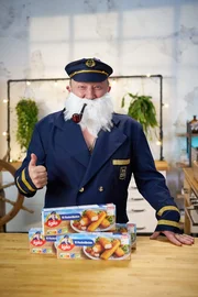 Der Captain Iglo ist eine Werbeikone. Dank ihm ist Iglo zur beliebtesten Marke im Tiefk&uuml;hlfach geworden.