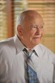 Während Brick beschließt, für den Zeitungsverkäufer Ben (Edward Asner) zu arbeiten, um Geld zu verdienen, entdeckt Frankie, das Mikes seit Jahren ein merkwürdiges Hobby hat. Axl versucht unterdessen, Sue davon zu überzeugen, dass eine Fernbeziehung mit Matt keinen Sinn macht ...