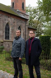 Finn (Sven Martinek, l.) und Lars (Ingo Naujoks, r.) suchen am Friedhof nach Hinweisen.
