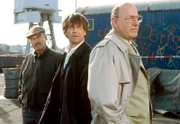 Stoever (Manfred Krug, rechts) und Brockmöller (Charles Brauer, links) haben den Ehemann der Toten in Verdacht: Jochen Bille (Peter Davor, Mitte). Er scheint ein Mann zu sein, der bereit ist, über Leichen zu gehen.