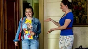 Magda (Verena Altenberger) stellt Waltraud ihre kleine Schwester Aga (Alina Konieczny, l.) vor.