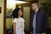 Während sich Richard mit Baileys Verrat hinsichtlich des Residenzprogramms auseinandersetzt, machen sich Jackson (Jesse Williams, r.) und die anderen Ärzte Gedanken, wie die Behandlung von Maggie (Kelly McCreary, l.) Mutter weitergehen soll ...