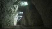 Die alten Steinbruch-Gänge erstrecken sich über 300 Kilometer unter den Straßen von Paris.