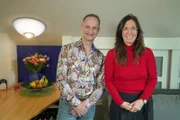 Nina Horowitz mit Roberto, 54, Beamter aus Salzburg, lacht gern auch über sich selbst: „Ich bin manchmal einfach eine verrückte Nudel!“ Und jetzt sucht er eine Dame, die genauso lachen kann wie er. Was ihn bei Frauen anspricht, plaudert er auch aus: „Helene Fischer ist eine sehr hübsche Frau, obwohl sie blond ist“, scherzt er augenzwinkernd, weil er eigentlich dunkelhaarige Damen bevorzugt. „Lange Haare wären schön, eine schlanke Frau, die zwischen 40 und 55 Jahre alt ist.“ Doch Aussehen allein reicht ihm nicht: „Sie muss auf alle Fälle spontan, lustig, liebevoll und ehrlich sein.“ Roberto selbst achtet sehr auf sein Äußeres: „Warum darf ein Mann zum Beispiel nicht gut duften?“, lacht er im Interview mit Nina Horowitz, die beim Gespräch mit ihm sein Lieblingsparfum „Secret“ von Antonio Banderas sehr bewusst wahrgenommen hat. Ein Heimwerker ist er allerdings nicht: „Und außerdem bin ich ein Kulturbanause.“ Doch er hat eine große Leidenschaft: Das Tanzen. Er war über 20 Jahre lang Tanzlehrer und hat an Turnieren teilgenommen. Er hat auch eine fixe ‚Tanzpartnerin‘ – aber dazu sagt er ganz klar: „Meine zukünftige Freundin muss sich keine Sorgen machen. Das ist eine tänzerische, freundschaftliche Beziehung. Rein platonisch.“ Roberto war zweimal verheiratet – beide Ehen hielten jeweils zehn Jahre lang. Aber mittlerweile ist der feurige Roberto zurück am Singlemarkt. Alle Damen, die sich jetzt angesprochen fühlen, sollen ihren Bleistift zücken und ihm schreiben. Nina Horowitz mit Roberto, 54, Beamter aus Salzburg, lacht gern auch über sich selbst: „Ich bin manchmal einfach eine verrückte Nudel!“ Und jetzt sucht er eine Dame, die genauso lachen kann wie er. Was ihn bei Frauen anspricht, plaudert er auch aus: „Helene Fischer ist eine sehr hübsche Frau, obwohl sie blond ist“, scherzt er augenzwinkernd, weil er eigentlich dunkelhaarige Damen bevorzugt. „Lange Haare wären schön, eine schlanke Frau, die zwischen 40 und 55 Jahre alt ist.“ Doch Aussehen allein reicht ihm nicht: „Sie muss auf alle Fälle spontan, lustig, liebevoll und ehrlich sein.“ Roberto selbst achtet sehr auf sein Äußeres: „Warum darf ein Mann zum Beispiel nicht gut duften?“, lacht er im Interview mit Nina Horowitz, die beim Gespräch mit ihm sein Lieblingsparfum „Secret“ von Antonio Banderas sehr bewusst wahrgenommen hat. Ein Heimwerker ist er allerdings nicht: „Und außerdem bin ich ein Kulturbanause.“ Doch er hat eine große Leidenschaft: Das Tanzen. Er war über 20 Jahre lang Tanzlehrer und hat an Turnieren teilgenommen. Er hat auch eine fixe ‚Tanzpartnerin‘ – aber dazu sagt er ganz klar: „Meine zukünftige Freundin muss sich keine Sorgen machen. Das ist eine tänzerische, freundschaftliche Beziehung. Rein platonisch.“ Roberto war zweimal verheiratet – beide Ehen hielten jeweils zehn Jahre lang. Aber mittlerweile ist der feurige Roberto zurück am Singlemarkt. Alle Damen, die sich jetzt angesprochen fühlen, sollen ihren Bleistift zücken und ihm schreiben.