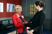 ARD/HEITER BIS TÖDLICH - HAUPTSTADTREVIER, neue Krimiserie, Folge 6 "Der Vormund", am Dienstag um 18:50 Uhr im Ersten. Brigitte Lindner (Niki Finger, l.), Leiterin des Jugendamtes, versteht sich prächtig mit Marei Schiller (Julia Richter, r.). Sie bittet die Kommissariatsleiterin, in der Angelegenheit "Marc und Nele Wagner" nichts zu unternehmen.