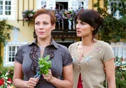 Floriane (Miranda Leonhardt, re.) ist gar nicht begeistert, als plötzlich ihre Mutter Regina (Sonja Kirchberger) auf dem Rosenhof auftaucht.