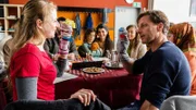 Als Stefan (Hendrik Duryn, r.) spontan als Deutschlehrer für die kleine Waris (Dilara Usmann, hinten), ihre Mutter Kadra (Javeh Asefdja, M.) und weitere Flüchtlinge aus Syrien einspringt, ist Schülerin Anne (Henriette Nagel, l.) von so viel Einsatz angetan und verliebt sich Hals über Kopf in den Lehrer...