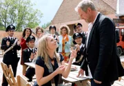 ARD/SWR DER WINZERKÖNIG III. STAFFEL, FOLGE 29, "Die Reise", am Freitag (16.05.14) um 10:45 Uhr im ERSTEN. Thomas Stickler (Harald Krassnitzer, r.) kann seine Langzeitgeliebte Claudia Plattner (Susanne Michel, l.) überzeugen, sich endlich einmal ein paar freie Tage für einen Kurzurlaub zu gönnen. Weit kommen sie jedoch nicht. Bei einem simulierten Autounfall auf einer Landstraße in Oberitalien werden sie ihres Autos und all ihrer Habe beraubt und landen in der nächsten Carabinieri-Station. So wird hier spontan ein kleines Verlobungssfest organisiert.