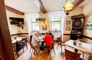 Die Herren der Knobelrunde kommen seit Jahrzehnten ins Gasthaus zu Teiche. Das ist Kneipe und Spitzenrestaurant in einem.