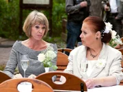 Barbara Grigoleit (Uta Schorn, li.) ist betrübt, weil sich Kurt Lüher für eine andere Frau zu interessieren scheint, außerdem hat er sie morgens nicht, wie ausgemacht, abgeholt. Charlotte Gauss (Ursula Karusseit, re.) gibt sich alle Mühe, Barbara zu trösten, doch ganz unschuldig ist sie an der Situation nicht.