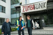 Thomas Wolf (Patrick Rapold, M.) organisiert einen Protest gegen die Forschungen im Kliniklabor. Für Hajo Trautzschke (Andreas Schmidt-Schaller, l.) und Tom Kowalski (Steffen Schroeder, r.) zählt er zu den Tatverdächtigen.
