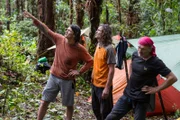 Der imposante Tafelberg Roraima im Dreiländereck von Brasilien, Venezuela und Guyana liegt fernab jeglicher Zivilisation und von atemberaubender Schönheit. Im Februar 2010 startet Stefan Glowacz (M.) mit seinen Partnern Kurt Albert (r.) und Holger Heuber (l.) zu einer Expedition ins Ungewisse. Das Ziel ist klar, der Weg dorthin nicht ...