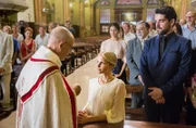 Lisa Hellmann (Sinja Dieks) wird von Padre Gomez (Jaume Maruny) vor ihrer Taufe noch mal belehrt.