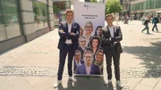 Lutz van der Horst (l.) und Fabian Köster (r.) überprüfen in einer Straßenumfrage die Bekanntheit des neuen Bundeskabinetts.