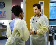 Geben alles, um Leben zu retten: Stephanie (Jerrika Hinton, l.) und Andrew (Giacomo Gianniotti, r.) ...