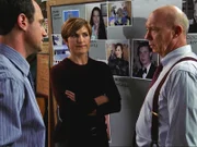 Eine junge Frau hat sich von einem Hochhaus gestürzt. Det. Stabler (Christopher Meloni, li.), Det. Benson (Mariska Hargitay, mi.) und Capt. Cragen (Dann Florek, re.) gehen alle Beweise durch. War es wirklich Selbstmord?