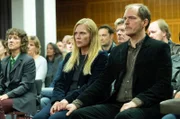 Marion Mosbach (Anna Loos) und ihr Mann Uwe (Godehard Giese) fürchten um das Sorgerecht für die Kinder von Alex.