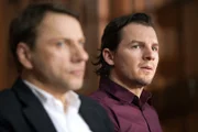 Auch Sebastian Bootz (Felix Klare, re.) wird zum Angeklagten in der Anhörung, in der es eigentlich um seinen Kollegen Thorsten Lannert (Richy Müller) geht.