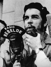 Die Guerilleros gründen in Kuba ihre eigenen Medien — das erste: Radio Rebelde, das „Rebellenradio“.