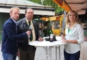 ARD HEITER BIS TÖDLICH - MÜNCHEN 7, Vorabendserie mit 16 neuen Folgen, Folge 22 "Letzte Hoffnung München", am Mittwoch (19.11.14) um 18.50 Uhr im Ersten. Moni (Monika Gruber, r.) hat Feierabend. Xaver (Andreas Giebel, M.) und Felix (Florian Karlheim, l.) sind auf ein Glas Wein vorbeigekommen, da taucht Zagreb mit Ivo auf.