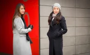 Während Watson (Lucy Liu, r.) damit zurechtkommen muss, dass ihre Klientin Lin Wen (Samantha Quan, l.) ihre Halbschwester ist, werden sie und Holmes zu einem neuen Fall gerufen: Ein junges Mädchen wurde ermordet, deren Selfie in einer Ausstellung aushängt ...
