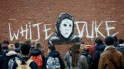 Niemand weiß, wer der White Duke ist.