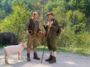 Männergespräche: Hofrat Fritz (Siegfried Rauch, re.) und Bauer Leo (August Schmölzer) mit seinem dressierten Schwein... Männergespräche: Hofrat Fritz (Siegfried Rauch, re.) und Bauer Leo (August Schmölzer) mit seinem dressierten Schwein...