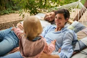 Schaukeln zu dritt. Seit einem Jahr sind Nicolina (r.) und Martin (l.) nun Eltern ihres Adoptivkindes.